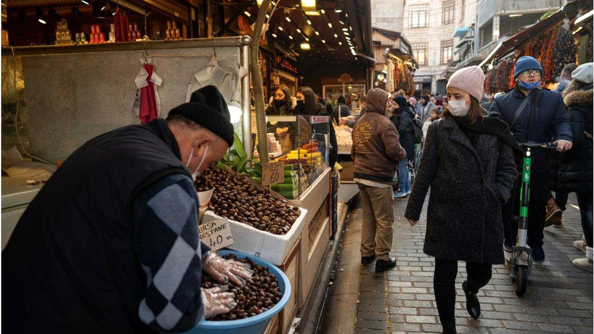 Covid: Türkiye\'de vaka sayısı 95 bine yaklaşarak yeni bir zirveyi gördü