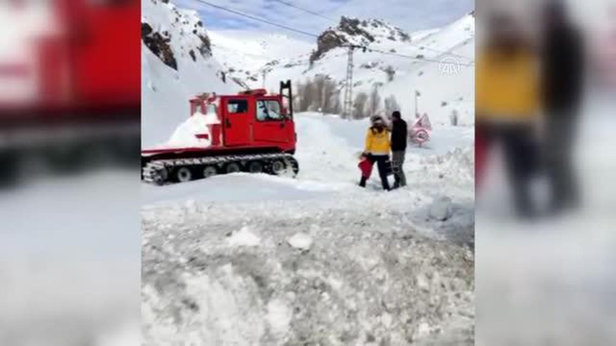 Ekipler yolu kapanan köydeki hastaların imdadına yetişti
