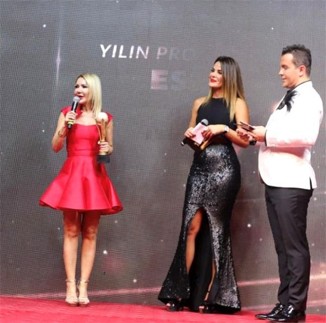 ESİN YUM, YILIN TELEVİZYON PROGRAMCISI ÖDÜLÜNÜ ALDI
