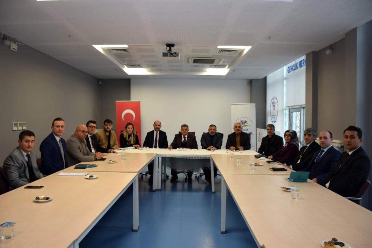 Gençler için yapılan ve yapılabilecek çalışmalar değerlendirildi