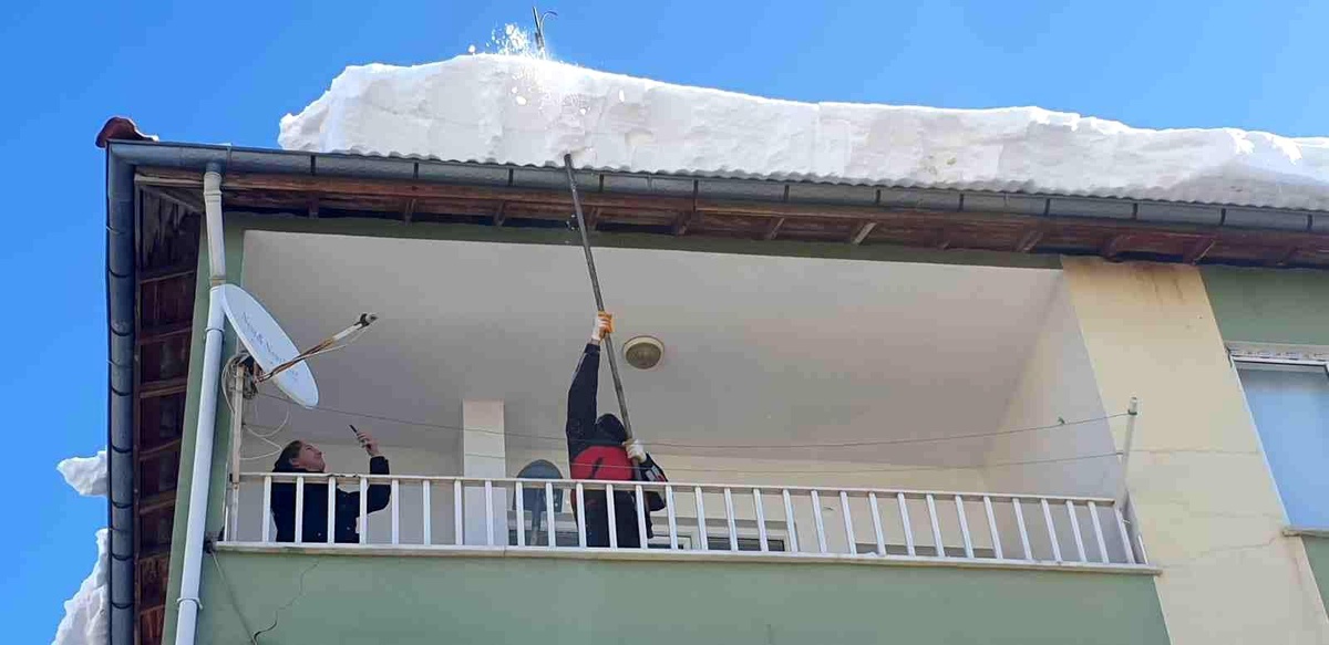 Son dakika haberi! Gölbaşı itfaiyesi çatılardaki karları temizliyor