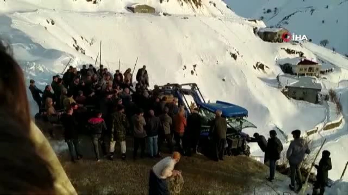 Kar temizlemeye çalışırken şarampole düşen traktörü köylüler el birliği ile böyle kurtardı