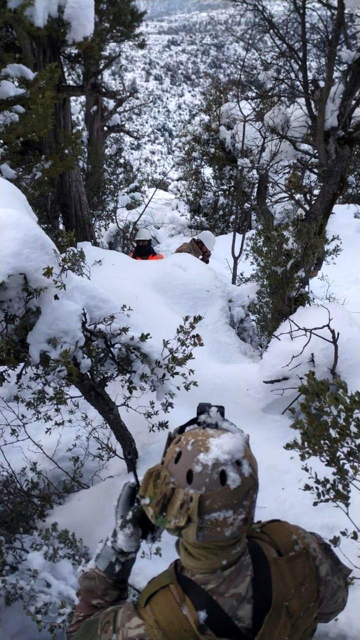 Karlı tepede mahsur kalan 3 işçi helikopterle kurtarıldı