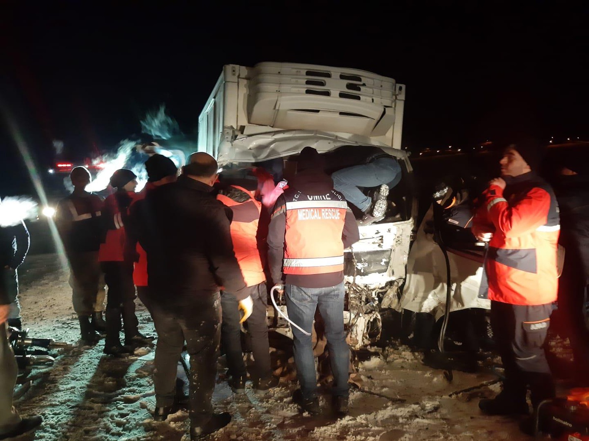 Kars\'ta otomobille kamyonetin çarpıştığı kazada 5 kişi yaralandı