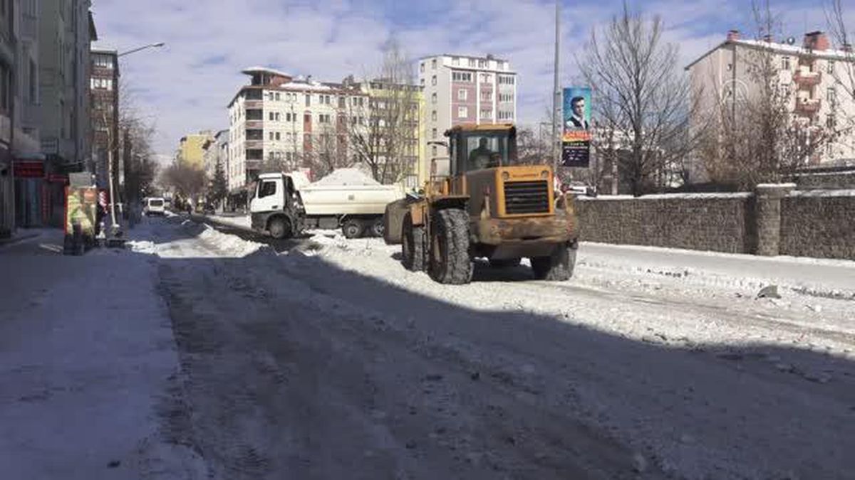 Kent merkezinde karlar kamyonlarla şehir dışına taşınıyor