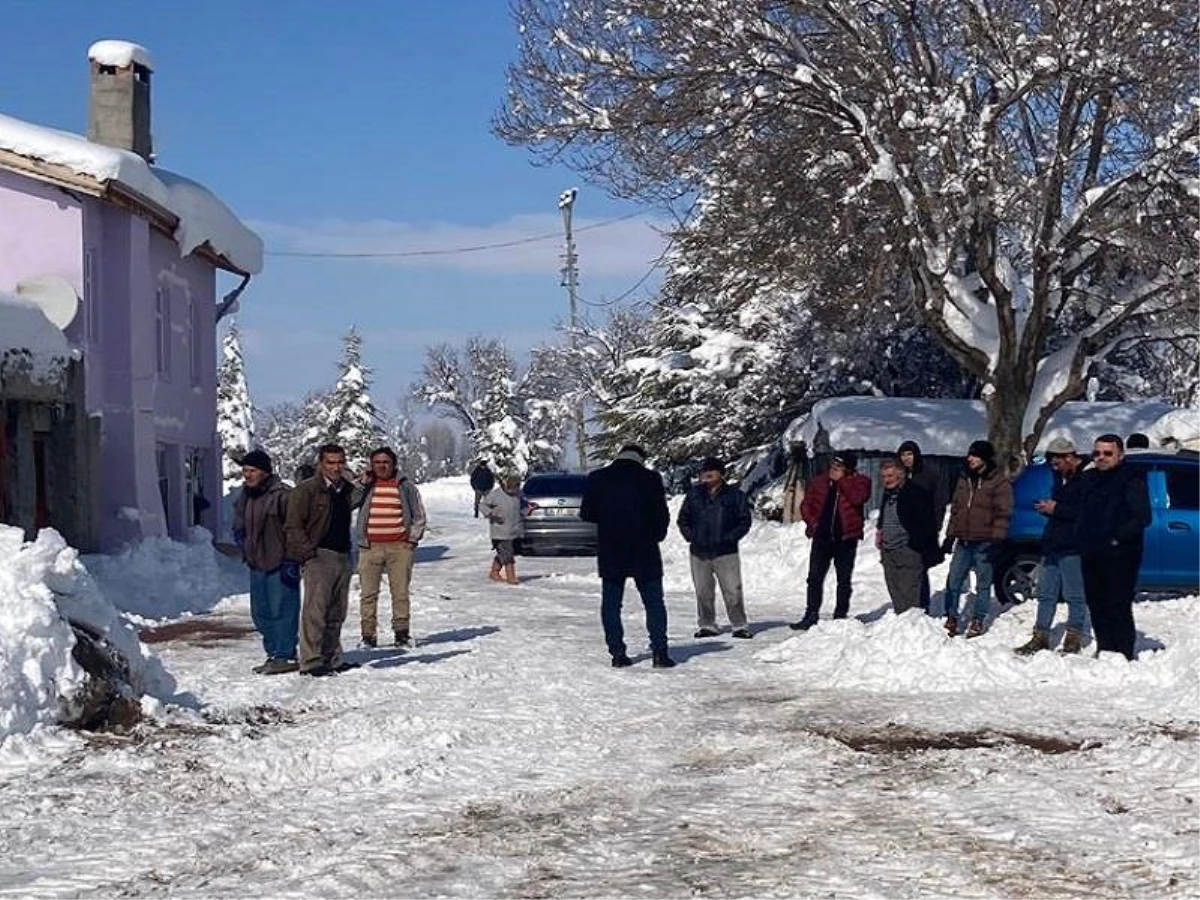 Konya\'da kar nedeniyle hububat deposunun çatısı çöktü