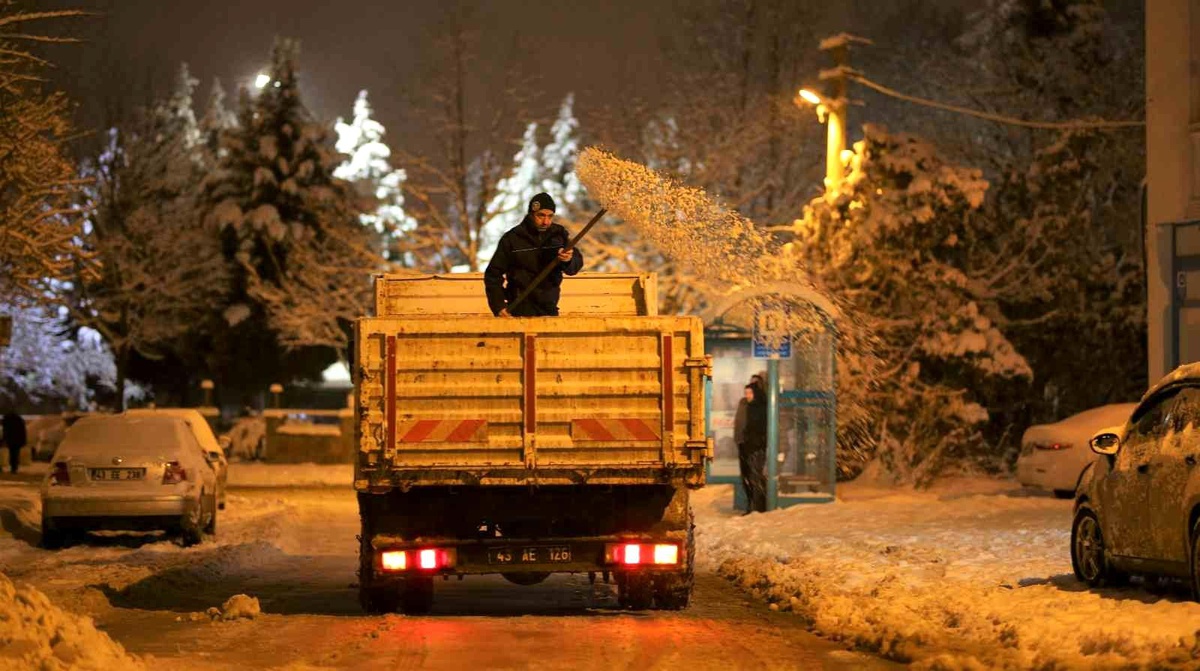 Kütahya\'da yaklaşık 7 bin ton tuz-agrega karışımı kullanıldı