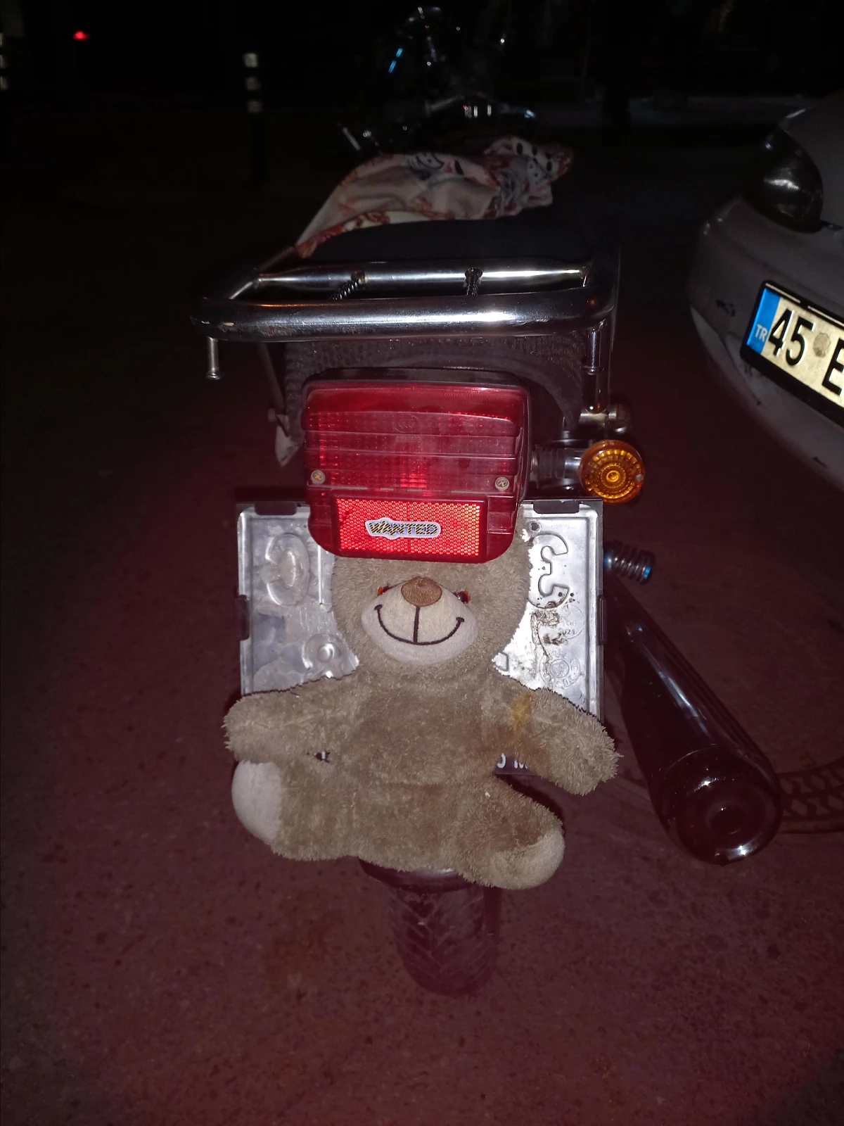 Manisa\'da çaldığı motosikletin plakasını oyuncak ayıyla gizleyen şüpheli yakalandı