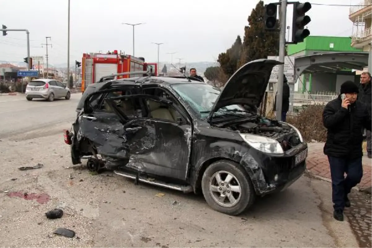 Manisa\'da cenaze dönüşü kaza: 3 yaralı