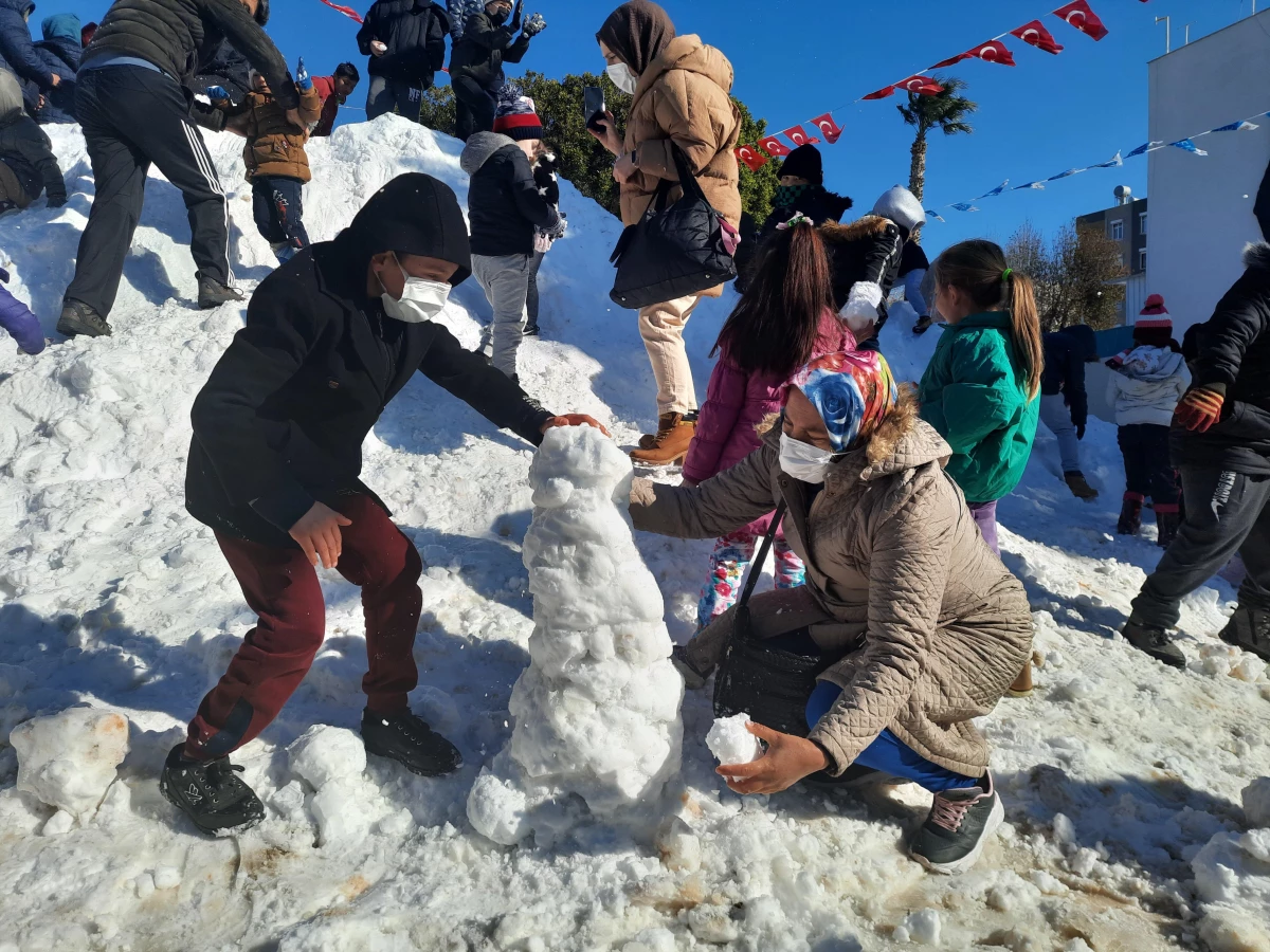 Mersin\'de çocuklar dağlardan kar transferi