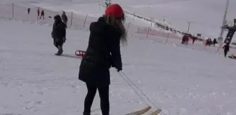 Şenlikte gürgen ağacından yapılan ipli kayakla kaydılar