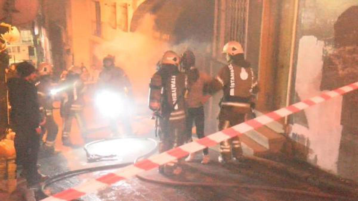 Son dakika gündem: Şişli'de çıkan yangında mahsur kalan 2 kişi itfaiye ekiplerince kurtarıldı