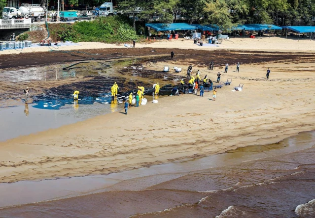 Tayland'da petrol sızıntısı nedeniyle bir plaj afet bölgesi ilan edildi