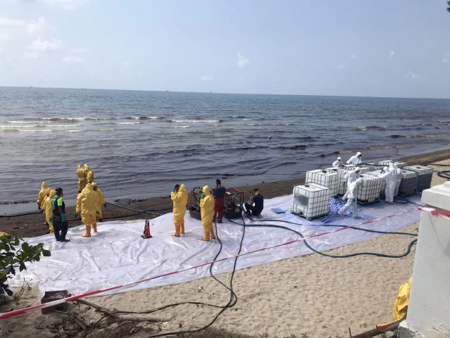 Tayland'da petrol sızıntısı nedeniyle bir plaj afet bölgesi ilan edildi