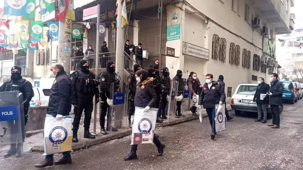 Teröristlere saygı duruşunda bulunmuştu! DBP Diyarbakır İl Başkanı Seval Gülmez gözaltına alındı