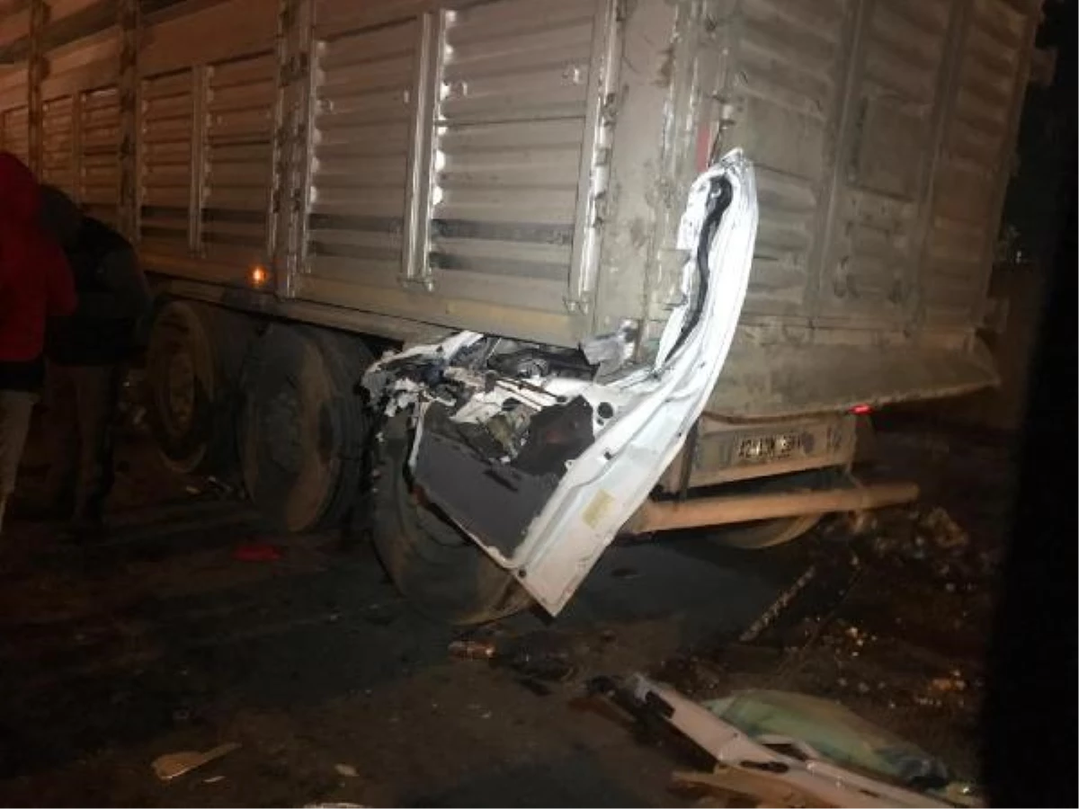 TIR\'a çarpan minibüste sıkışan 2 kişi yaralandı