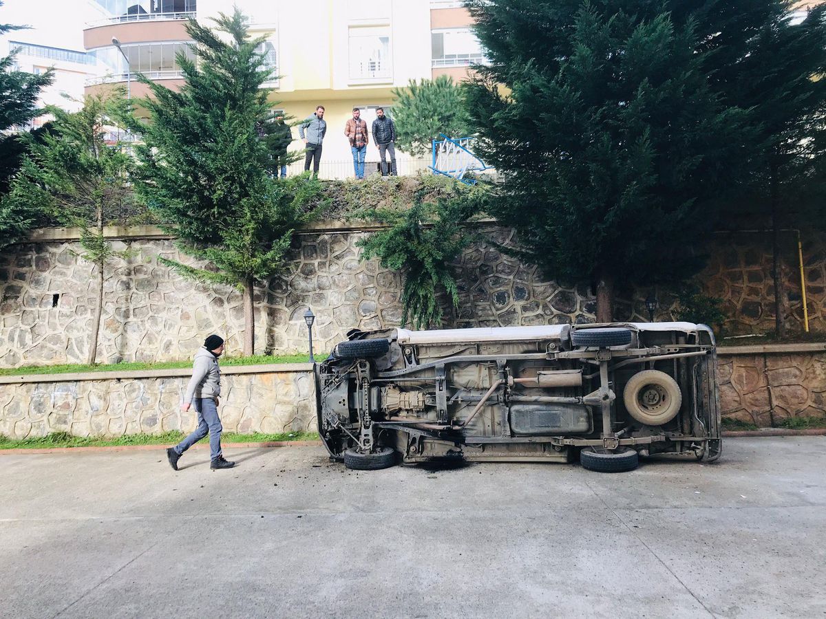 Trabzon\'da yoldan site bahçesine düşen kamyonetteki 3 kişi yaralandı