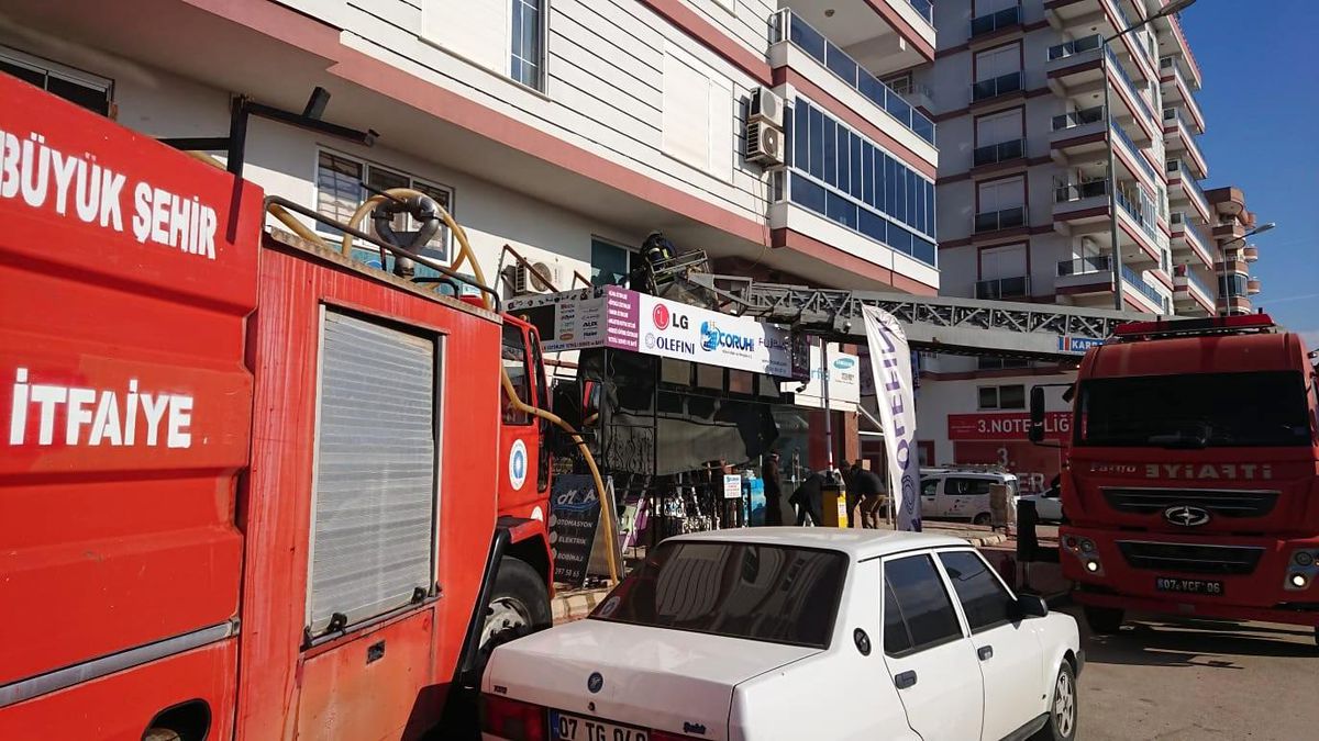 Son dakika haberleri... Yangında iş yerine ait asma kat kullanılamaz hale geldi