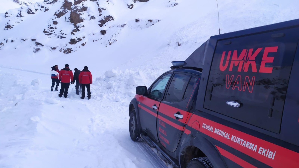 Yolu kapalı mezradaki hasta 8 saatlik çalışmayla hastaneye ulaştırıldı