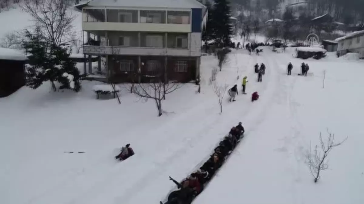7'den 70'e bütün köylüler karda kaymanın tadını çıkarıyor