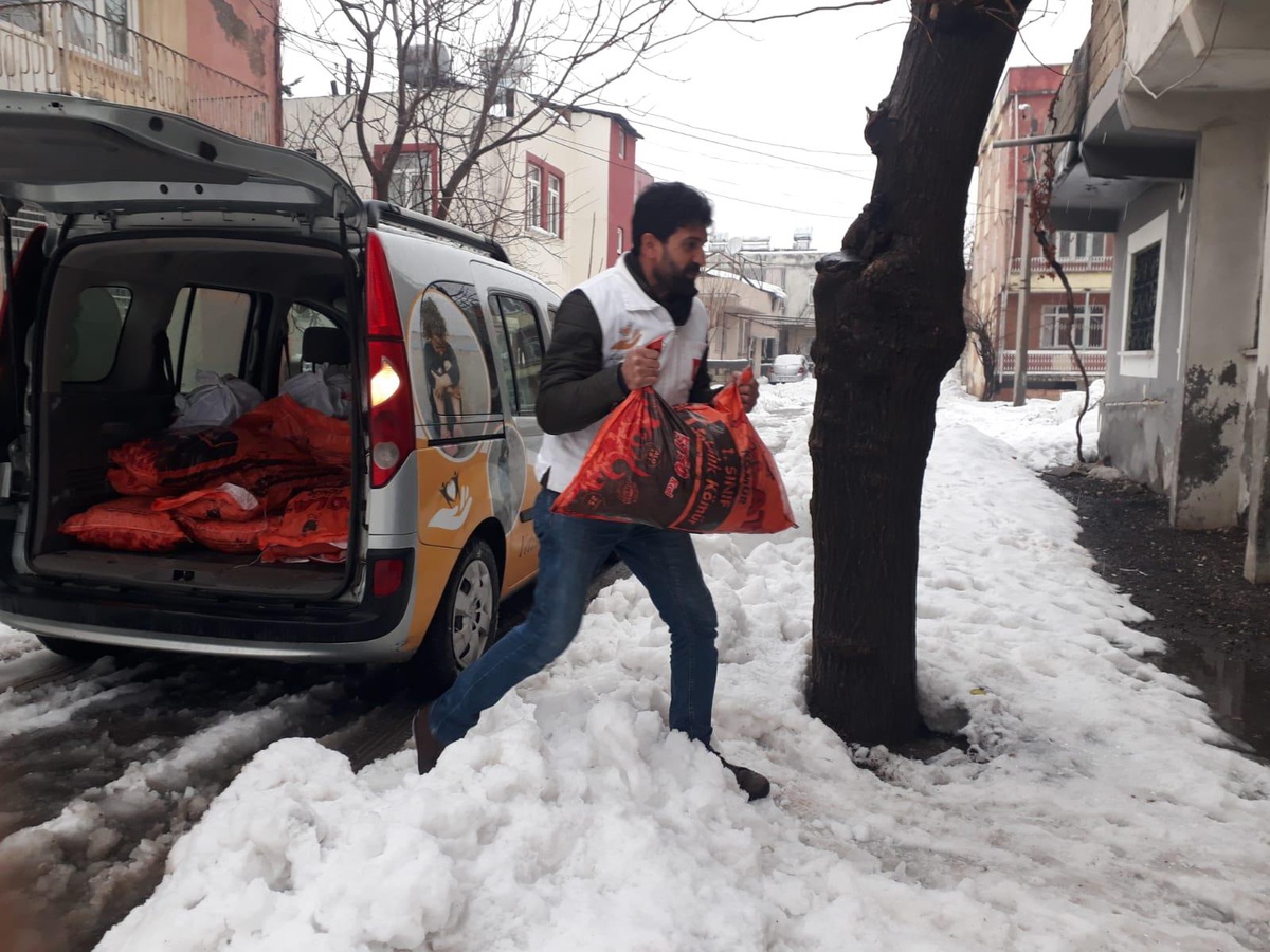 Adıyaman\'da ihtiyaç sahiplerine yakacak yardımı