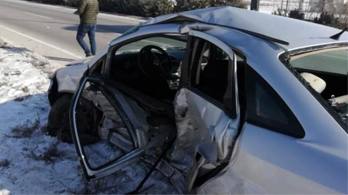 İki otomobilin çarpıştığı kazada 2 kişi öldü, 3 kişi yaralandı