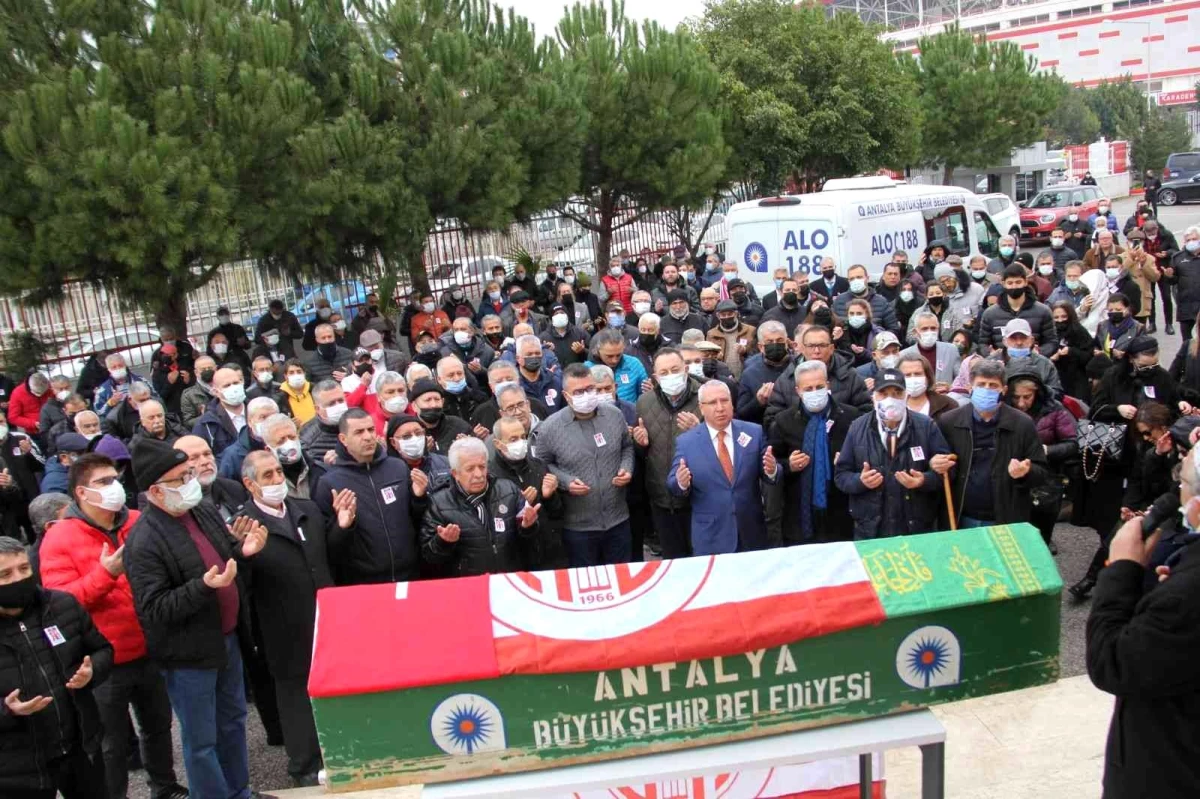 Antalyaspor\'un eski futbolcusu Oral Yenigün törenle toprağa verildi