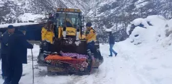 BACAĞI KIRILAN YAŞLI KADIN, KEPÇEYLE AMBULANSA TAŞINDI