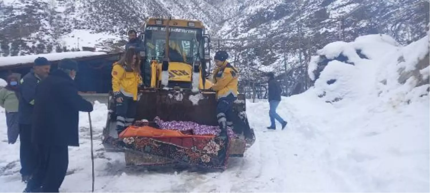 BACAĞI KIRILAN YAŞLI KADIN, KEPÇEYLE AMBULANSA TAŞINDI