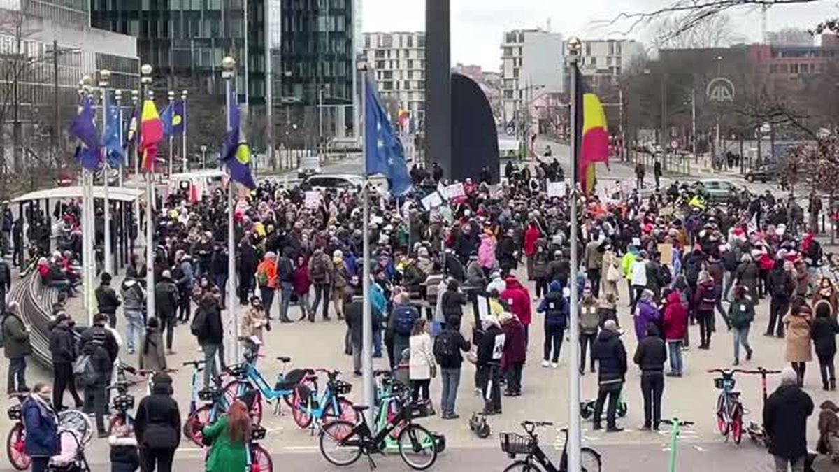 Son dakika haberi... Brüksel'de 'zorunlu aşı' karşıtlarından protesto yürüyüşü