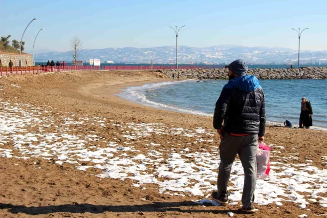 Buz gibi suya girip kumsalda güneşlendi