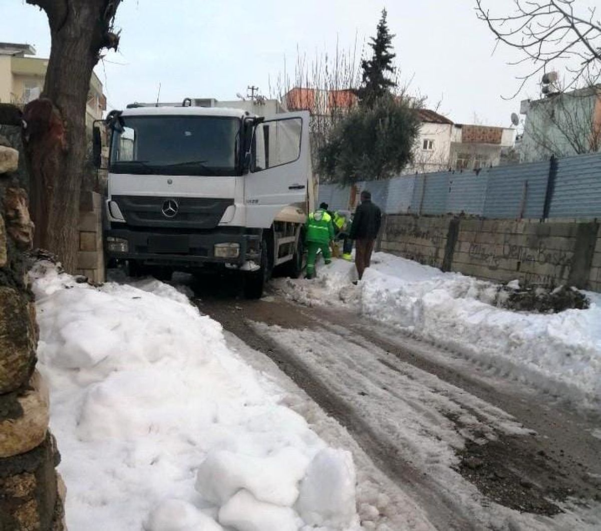 Buzda kayan çöp kamyonu devrilme tehlikesiyle karşı karşıya kaldı