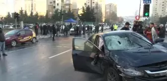 Direksiyon hakimiyetini kaybetti, park halindeki araçlara çarparak durabildi