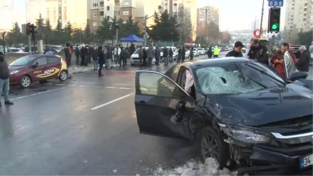 Direksiyon hakimiyetini kaybetti, park halindeki araçlara çarparak durabildi