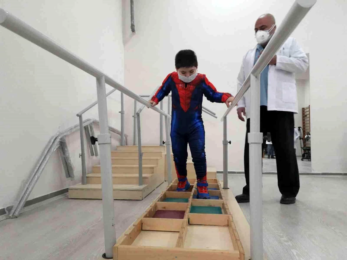 Doktorların \'yürüyemez\' dediği küçük Abbas, özel tedavi programıyla yürümeye başladı