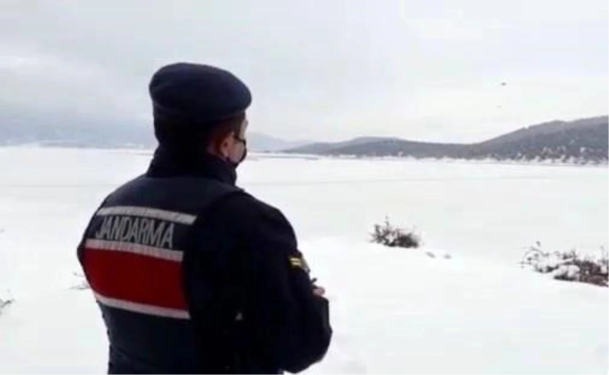 Son dakika haberleri | Donan Beyşehir Gölü\'ndeki adada mahsur kalan besicilere jandarmadan dronlu yardım