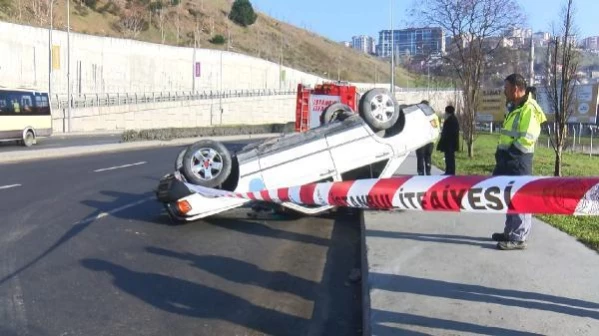 GAZİOSMANPAŞA'DA BARİYERLERE ÇARPAN ARAÇ YAN YATTI 1 YARALI