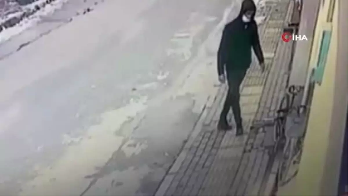 Güpegündüz yol kenarındaki bisikleti böyle çaldı