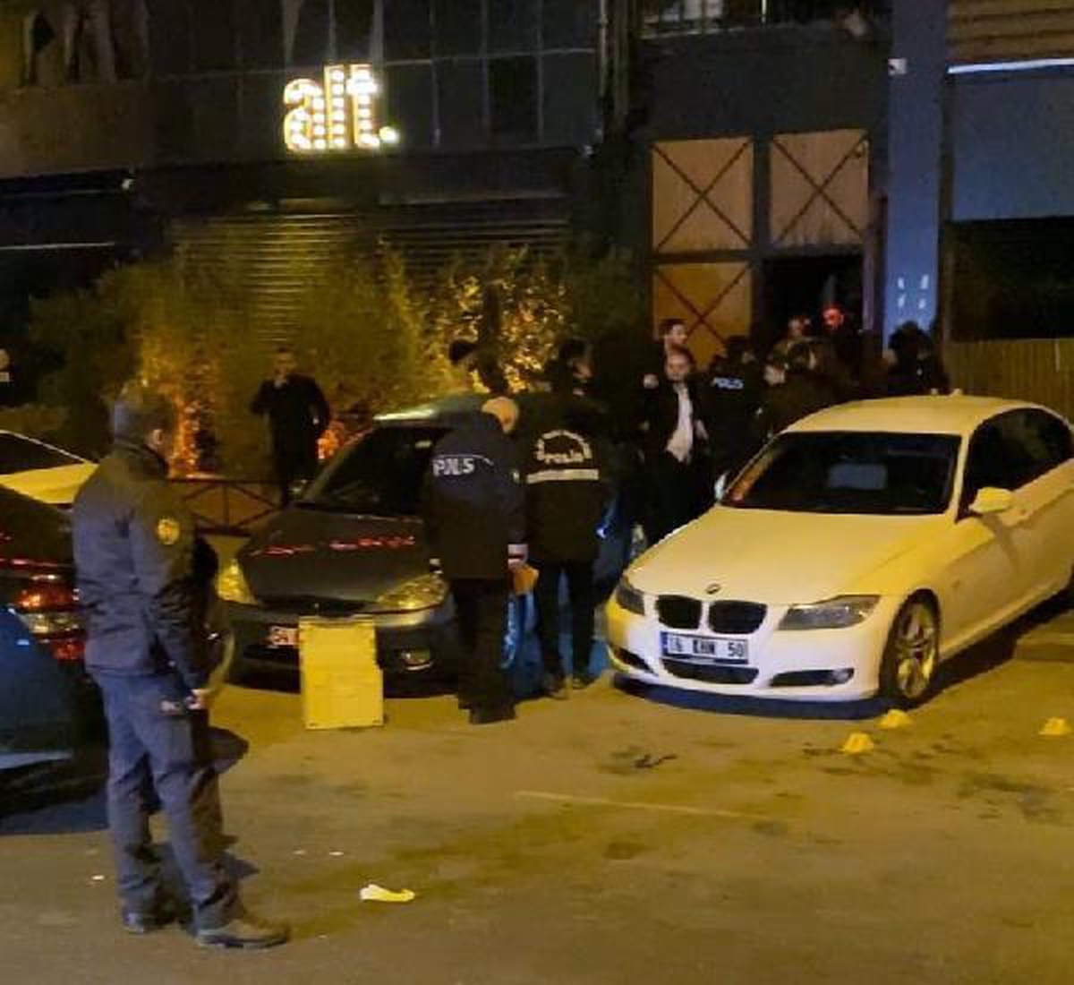 Güvenlik görevlisi, bara girmeye çalışan 3 kişiyi vurdu