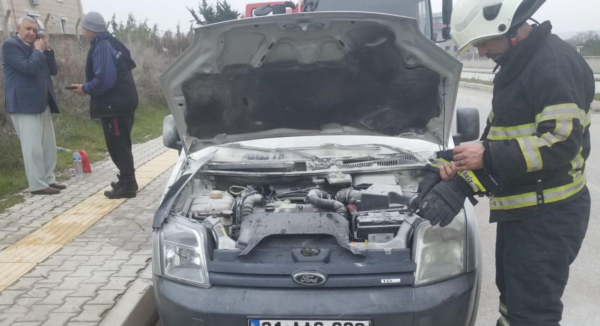 Hatay\'da seyir halindeki otomobil yandı
