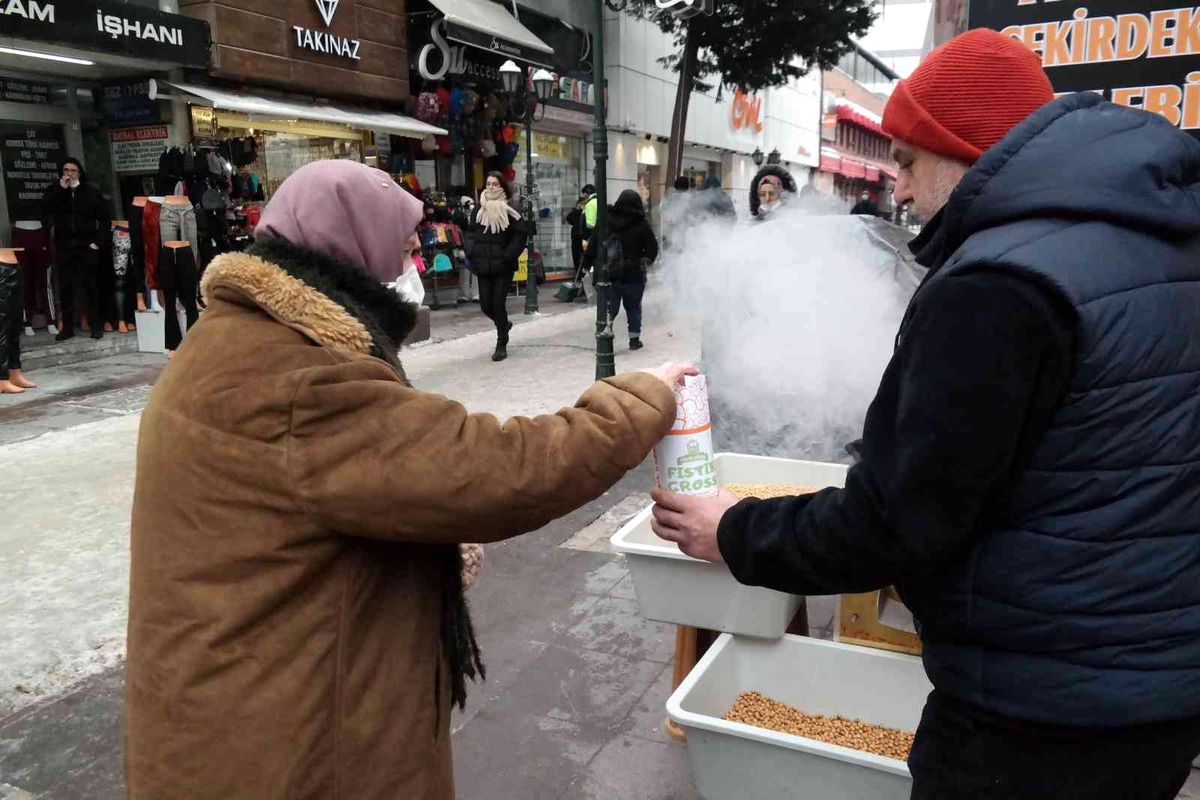 İki Eylül Caddesi\'ni leblebi kokusu sardı