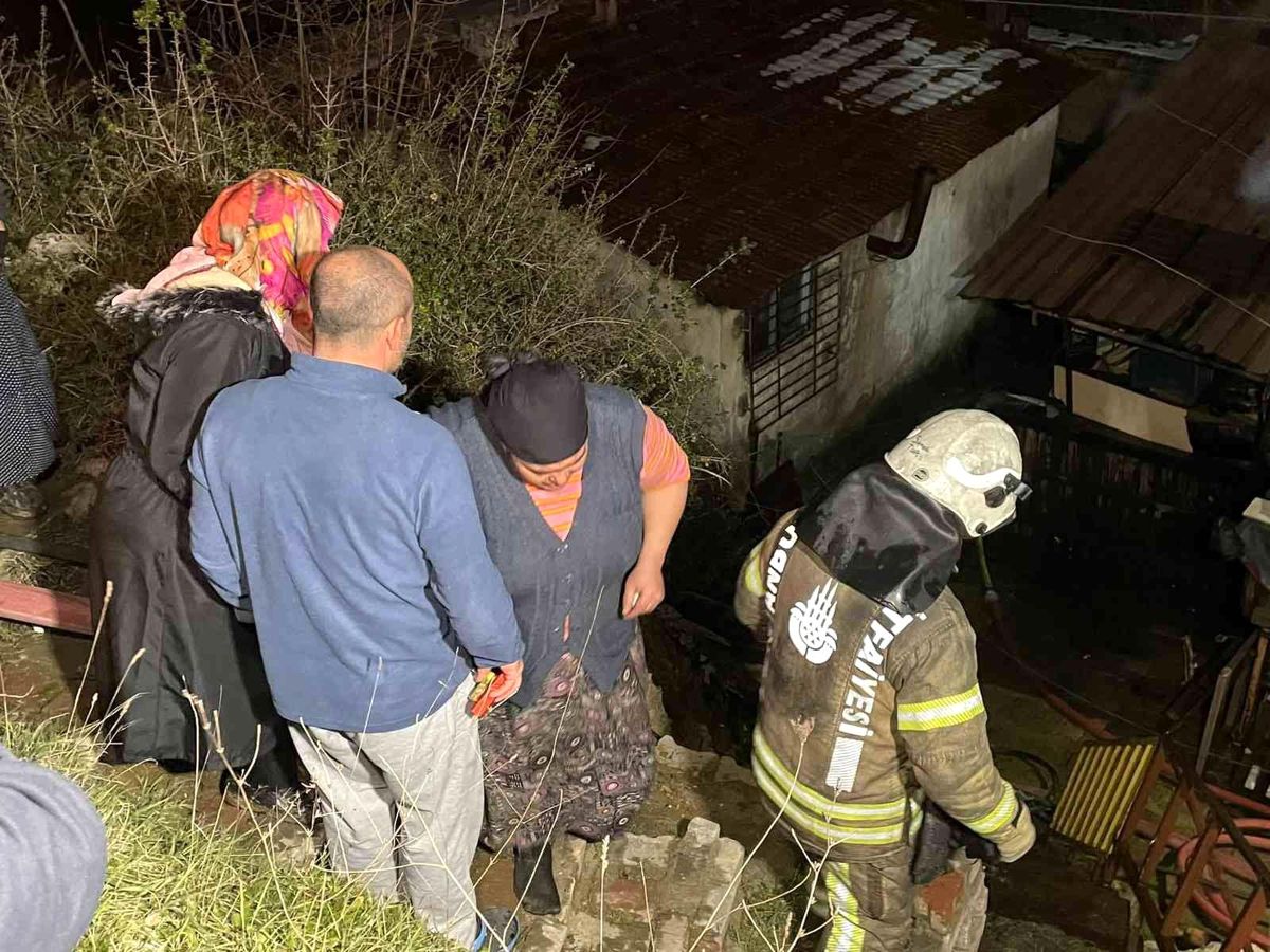 Kağıthane'de gecekondu yandı, sahibi gözyaşlarıyla izledi