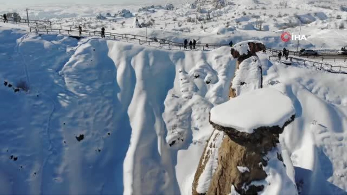 Kapadokya\'dan kartpostallık kar manzaraları