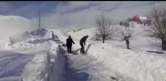 Kardan kapanan yolları köy sakinleri kendileri açtı