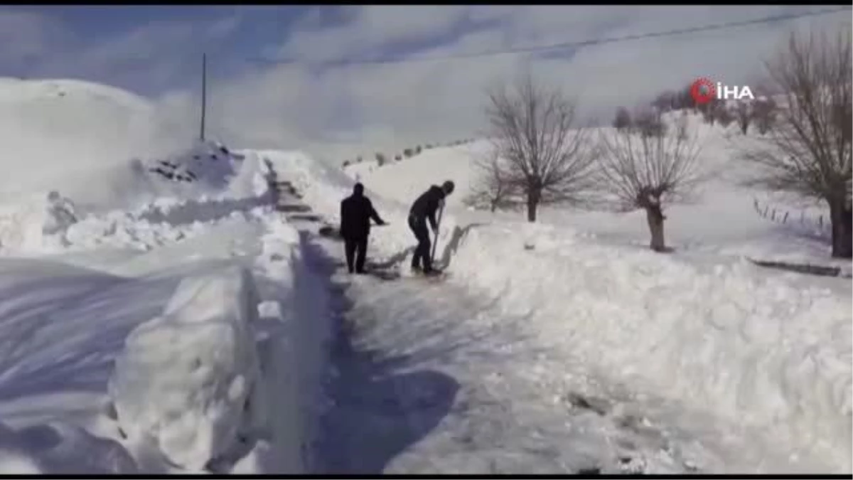 Kardan kapanan yolları köy sakinleri kendileri açtı