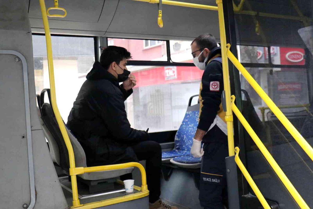 Kazada beli tutulan genç oturarak yardım bekledi