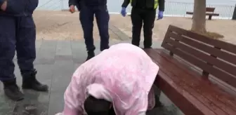 Kıyafetleri ile denize girdi, çıkartılınca başını zemine vurup ölmek istedi
