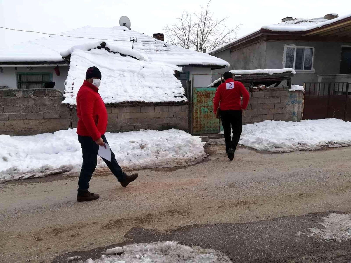 Kızılay\'dan ihtiyaç sahiplerine giyim ve gıda yardımı
