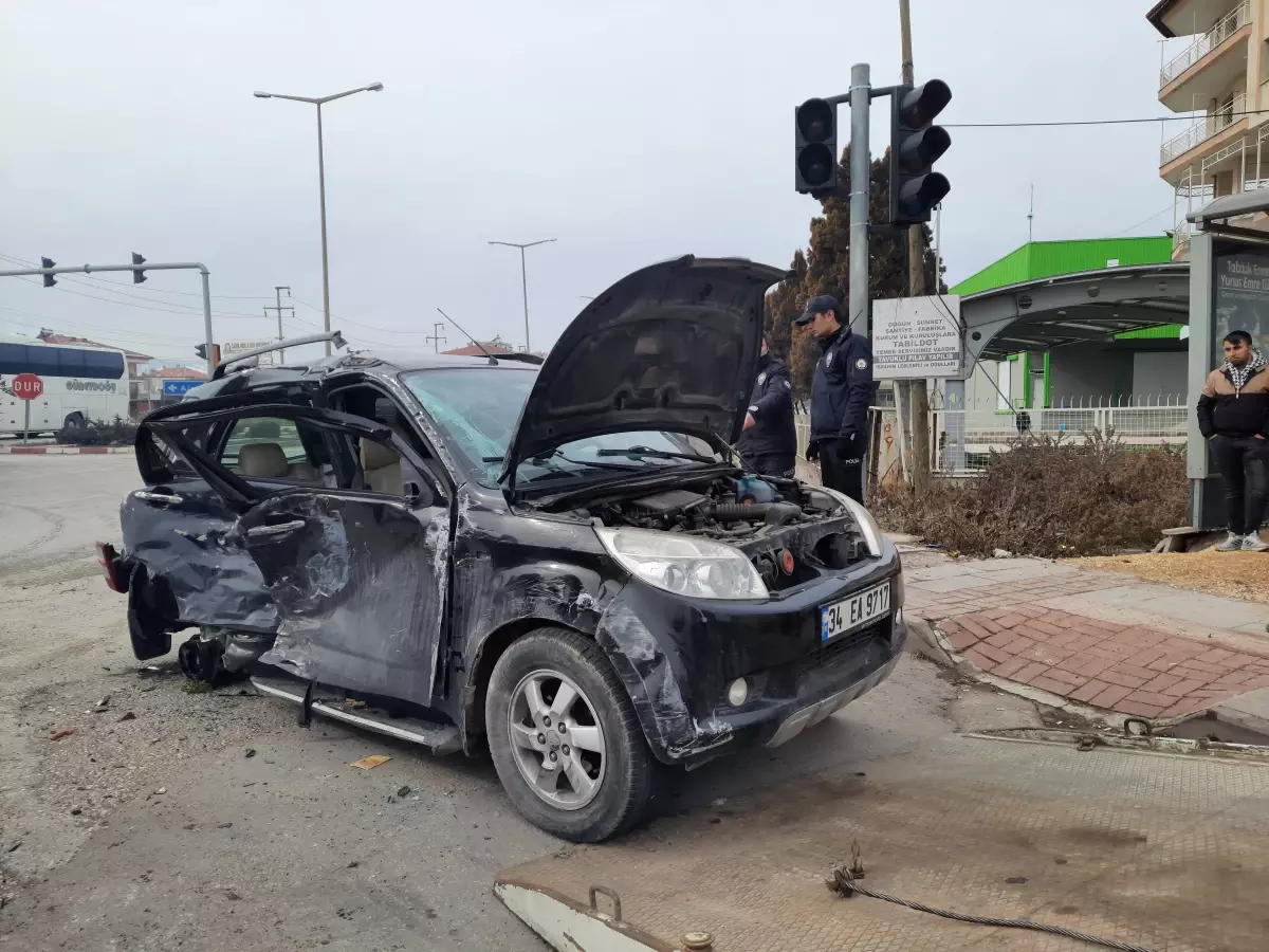 Manisa\'da kamyonetle otomobilin çarpıştığı kazada bir kişi hayatını kaybetti