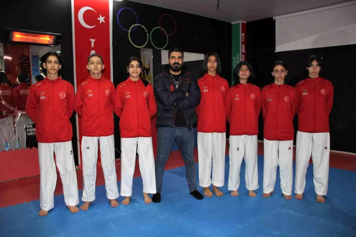 Öğrencilerinin dersleri aksayınca spor salonunu 'etüt salonu'na dönüştürdü